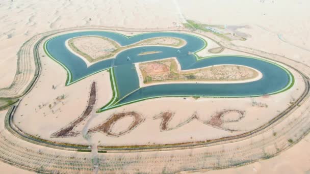Serce Kształt Miłość Jezior Dubaju Pustynny Widok Zdjęcia Lotnicze — Wideo stockowe