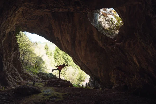 Fille à l'entrée d'une grotte — Photo