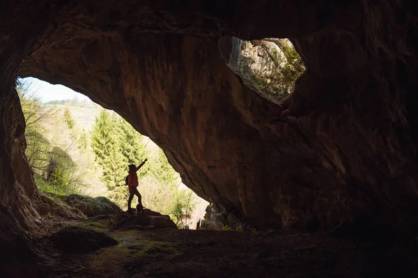 Fille à l'entrée d'une grotte — Photo