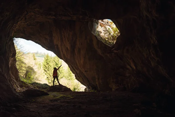 Fille à l'entrée d'une grotte — Photo