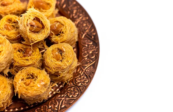 Arabisches Kadayif-Dessert mit Cashewnüssen isoliert — Stockfoto