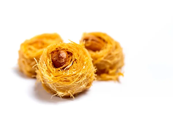 Arabisches Kadayif-Dessert mit Cashewnüssen isoliert — Stockfoto