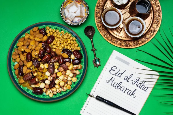 Notă Eid Mubarak cu gustări și cafea — Fotografie, imagine de stoc