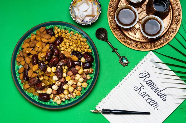 Notă Ramadan Kareem cu gustări și cafea — Fotografie, imagine de stoc
