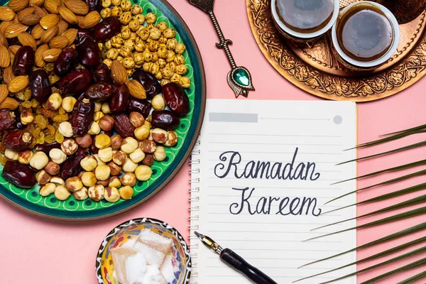 Nota de Ramadán Kareem con aperitivos y café — Foto de Stock