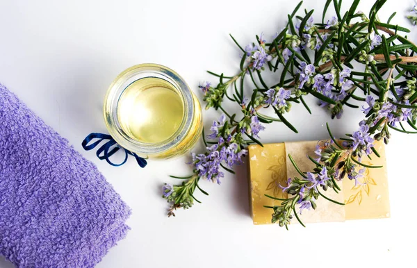 Rozemarijn plant natuurlijke zeep met handdoek — Stockfoto