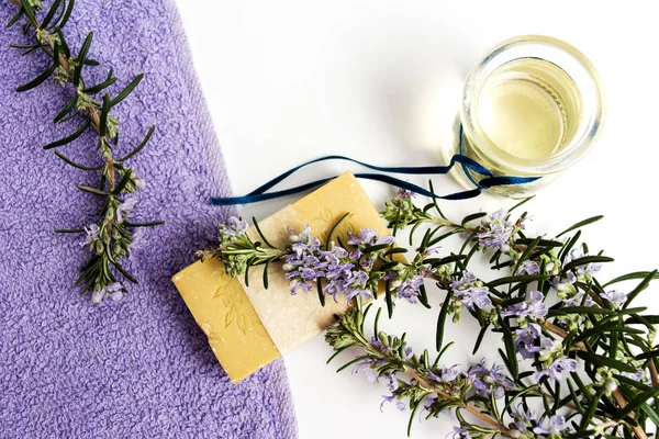 Rozemarijn plant natuurlijke zeep met handdoek — Stockfoto