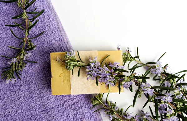 Rosemary planta sabão natural com toalha — Fotografia de Stock