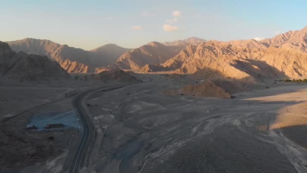 Desert Road Melalui Sandstone Rocks Ras Khaimah Aerial View — Stok Video