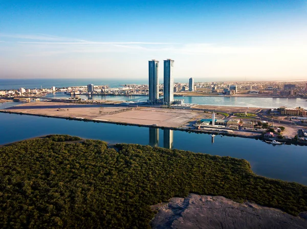Panoramatický pohled na Ras Al Khaimah přes mangrovové lesy v UAE — Stock fotografie
