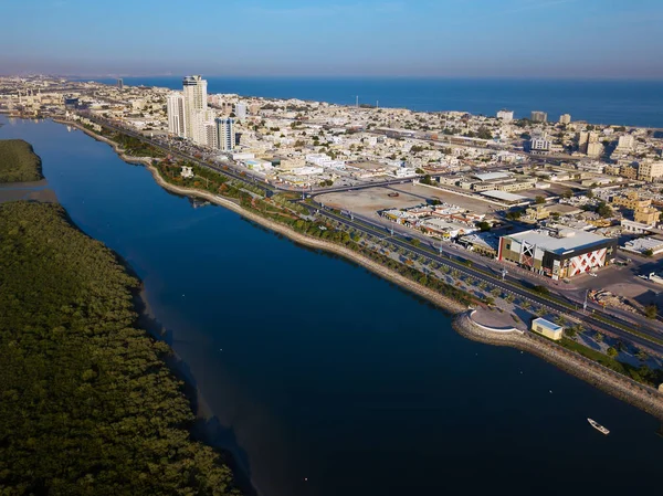 Corniche Ras al Khaimah avec mangroves vue aérienne — Photo