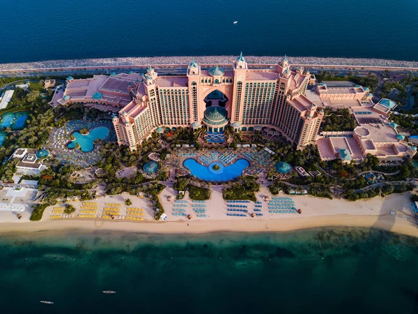 Dubai, Emirati Arabi Uniti - 5 giugno 2019: Atlantis hotel all'isola delle Palme di Dubai vista aerea — Foto Stock