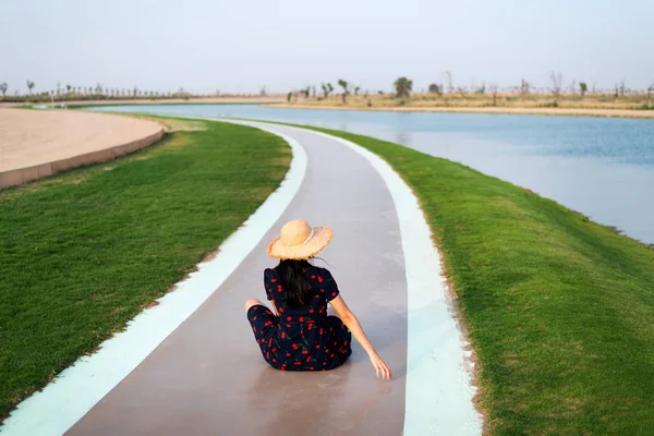 Szczęśliwy turysta cieszący się jeziorami miłosne w Dubaju — Zdjęcie stockowe