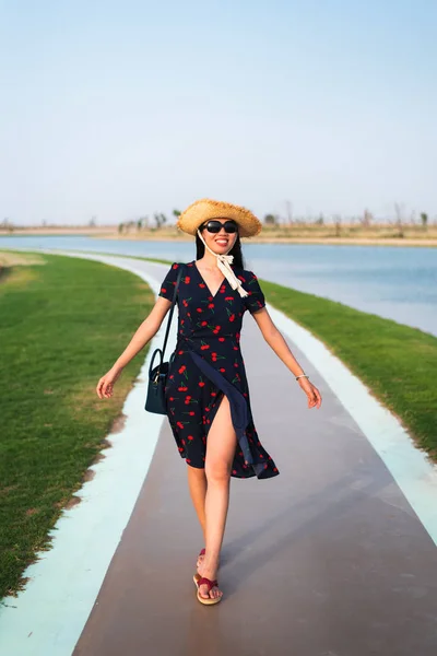 Happy Tourist på Love Lakes i Dubai — Stockfoto