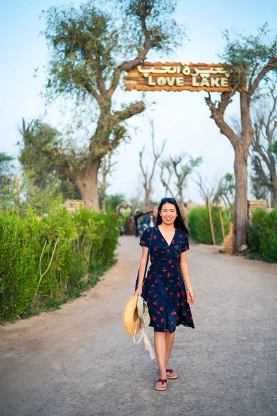Happy Tourist w: wejście do jeziora miłości w Dubaju — Zdjęcie stockowe
