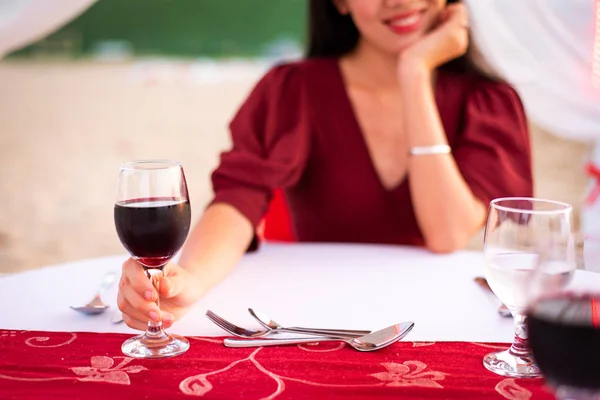 Mujer con una copa de vino en una cena romántica —  Fotos de Stock