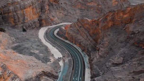 砂漠の山の曲がりくねったジェベル申し込みます山アメリカ アラブ首長国連邦の道 — ストック動画