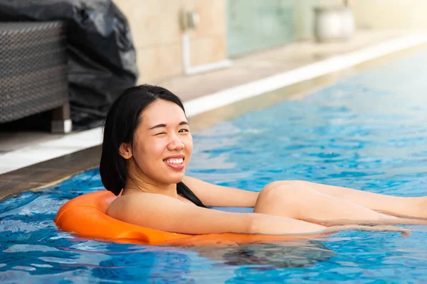 Girl enjoying at the swimming pool — Stock Photo, Image