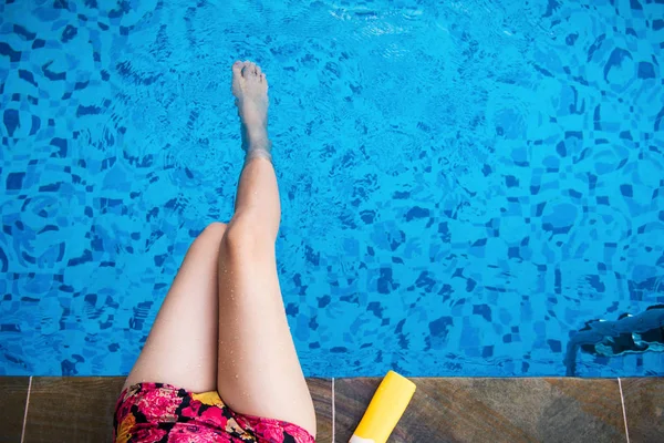 Лосьон для девочек и солнца у бассейна — стоковое фото
