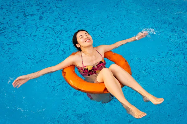Girl enjoying at the swimming pool — Stock Photo, Image