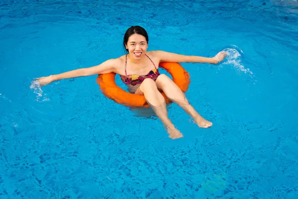 Девушка наслаждается бассейном — стоковое фото