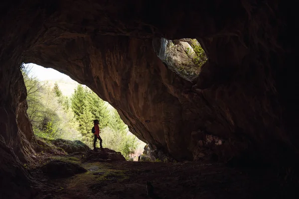 Fille à l'entrée d'une grotte — Photo