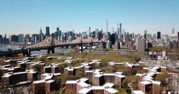 Queensborough Köprüsü Manhattan Queens Çatıları Şehir Havadan — Stok video