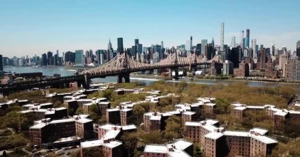 Antenne Von Queens Bridge Und Downtown Manhattan Und Queens Dächern — Stockvideo