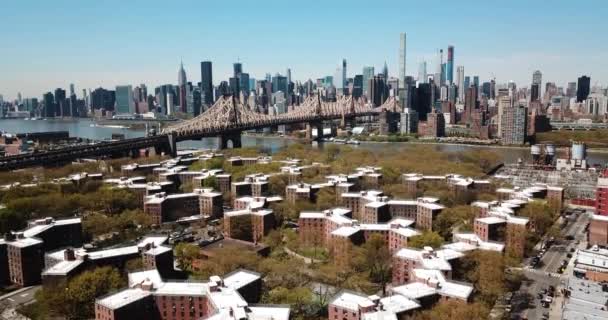 Antenna Queensborough Híd Belvárosi Manhattan Queens Háztetők — Stock videók
