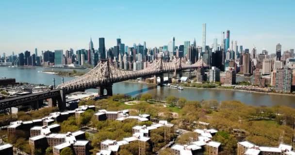 Queensborough Köprüsü Manhattan Queens Çatıları Şehir Havadan — Stok video