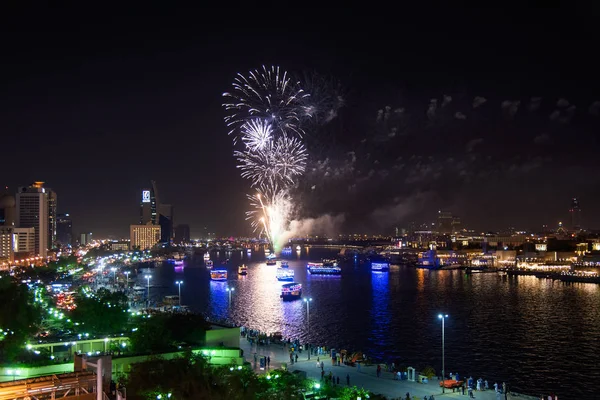 Dubai, Emirati Arabi Uniti - 4 giugno 2019: Fuochi d'artificio su Dubai — Foto Stock