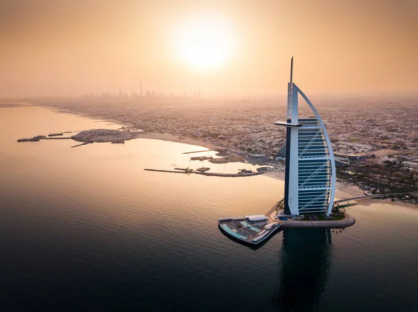 Горизонт Дубаї повітряних узбережжя з видом на розкішний готель на світанку — стокове фото