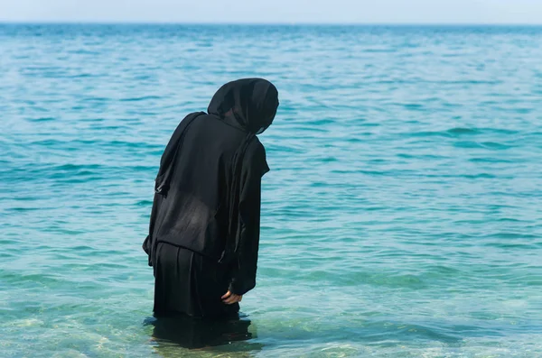 Donna musulmana in abaya vicino al mare — Foto Stock
