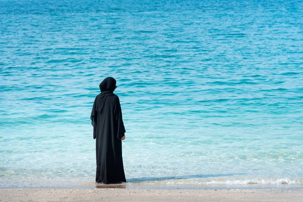 Donna musulmana in abaya vicino al mare — Foto Stock