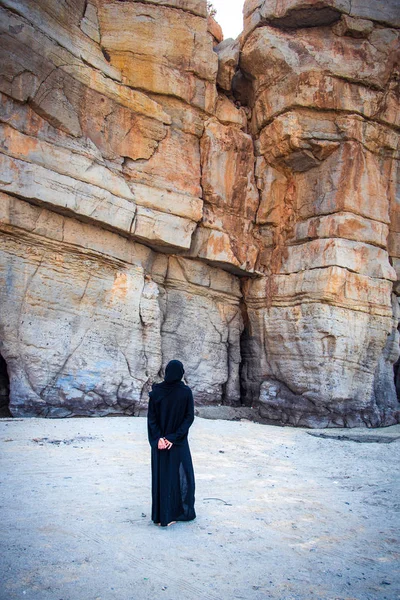 Muslimka procházka po pláži — Stock fotografie