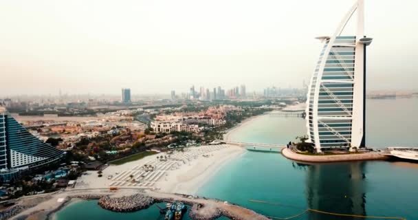 Dubai Seaside Skyline Och Burj Arab Lyxhotell Antenn Utsikt Vid — Stockvideo