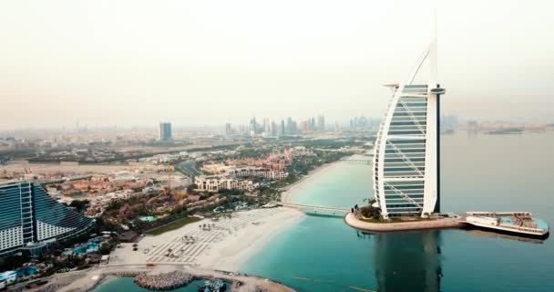 Dubai Sahil Silueti Burj Arab Lüks Otel Gün Doğumunda Havadan — Stok video