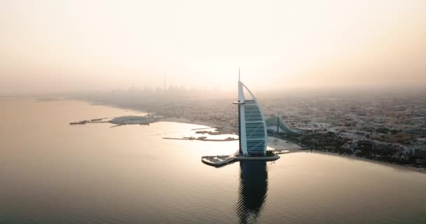 Dubai Seaside Skyline Med Lyxhotell Antenn Utsikt Vid Soluppgången — Stockvideo