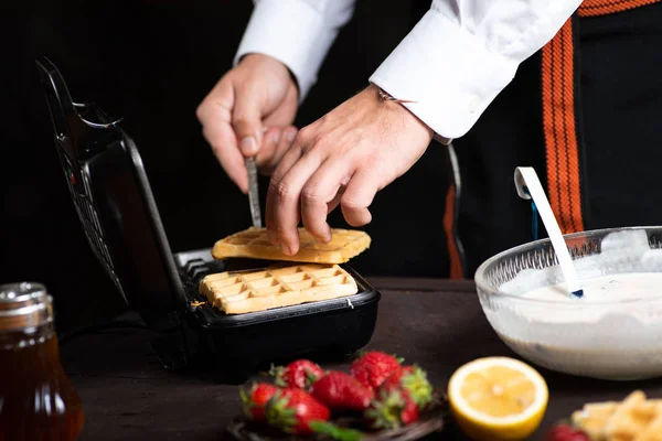 Waffle makinesinde waffle yapan adam — Stok fotoğraf