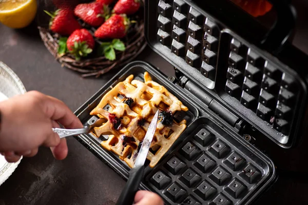 Man making waffles on a waffle machine — Stock Photo, Image