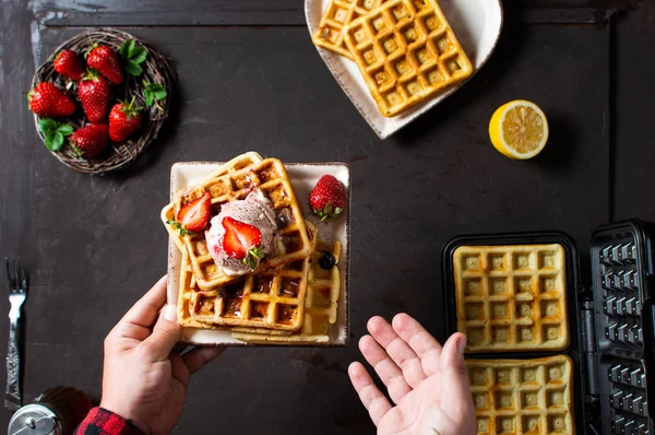 Szef kuchni serwujący świeżo wykonany deser wafel — Zdjęcie stockowe