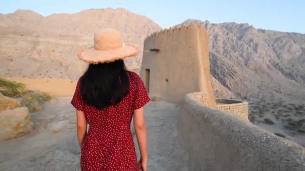 Mujer Visitando Dhayah Fort Ras Khaimah Emirato Emiratos Árabes Unidos — Vídeo de stock