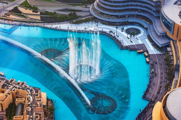 Dubai, Egyesült Arab Emírségek-július 5, 2019: Dubai Mall szökőkút show körül, és a modern belvárosi épületek felülnézet — Stock Fotó