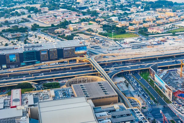 Dubai, Emirati Arabi Uniti - 5 luglio 2019: Strade e strade del centro di Dubai che portano al parcheggio del centro commerciale di Dubai — Foto Stock