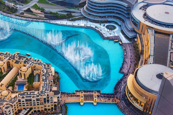 Dubai, Emiratos Árabes Unidos - 5 de julio de 2019: Dubai mall fountain show surrounded and modern downtown buildings top view —  Fotos de Stock