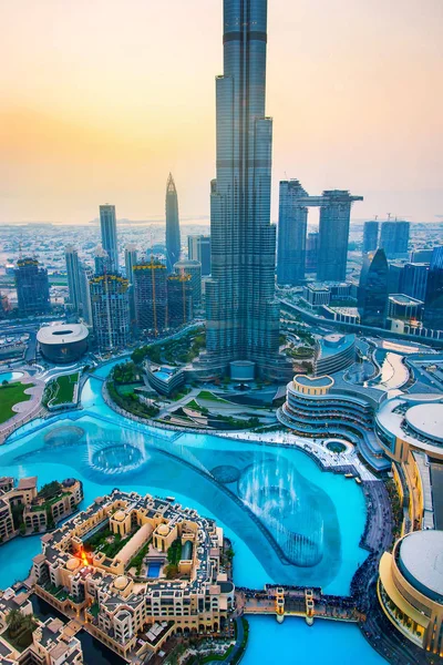 Dubaj, Spojené arabské emiráty-5. července 2019: Burj Chalífa stoupající nad dubajským nákupním střediskem a fontánou obklopenou moderními budovami — Stock fotografie