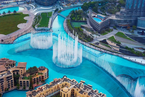 두바이, 아랍 에미리트 - 7 월 5, 2019: 두바이 쇼핑몰 분수 쇼 둘러싸여 현대적인 시내 건물 최고 전망 — 스톡 사진