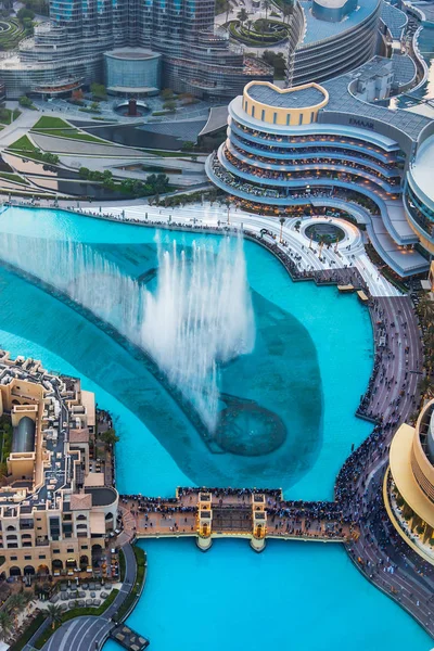 Дубай, ОАЭ - 5 июля 2019 г.: Фонтан торгового центра Dubai — стоковое фото