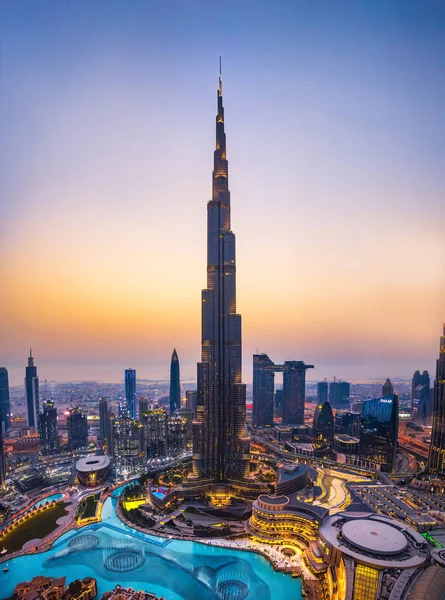 Dubai, Emirados Árabes Unidos - 5 de julho de 2019: Burj khalifa em ascensão — Fotografia de Stock