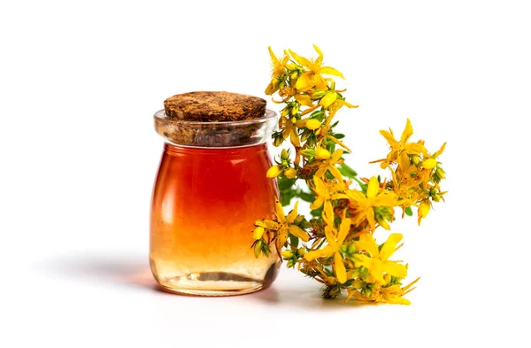 Aceite de caléndula en maceta y flores aisladas —  Fotos de Stock